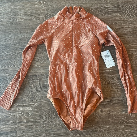 never been worn rip curl performance fit. lightly padded - LOVE! - Picture 1 of 3